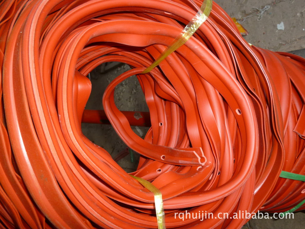 絕緣電纜保護(hù)套與過(guò)桿軟管 為通信線路安全保駕護(hù)航